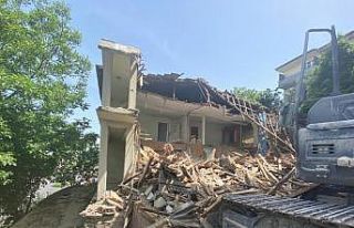 Hasarlı ve metruk yapıların yıkımı sürüyor