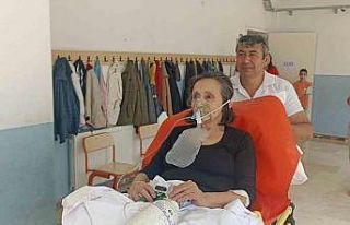 Hastaneden oy kullanmak için oksijen tüpüyle geldi
