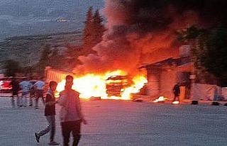 Hatay’da 12 araç kazaya karıştı, alevler çevreyi...