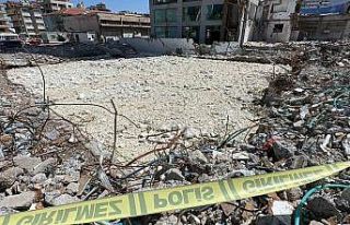 Hatay’da bir enkazın su dolu bodrum katında erkek...