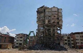 Hatay’da enkaz kaldırma çalışmaları devam ediyor