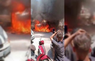 Hatay’da park halindeki minibüs yandı