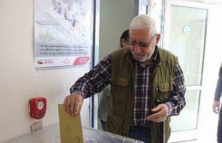 Havaalanında 2. tur için oylar atılıyor