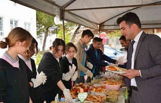 Hayır çarşısının geliri depremzede öğrencilere