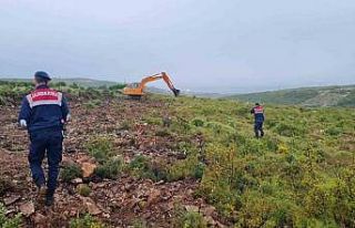Hazineye ait araziyi kazarken yakalandılar