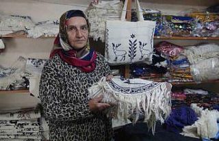 Hobisini mesleğe dönüştürdü: İlmek ilmek desenler...