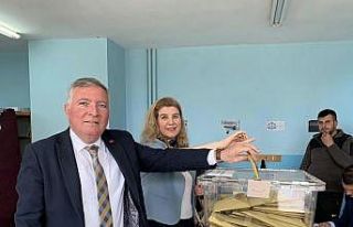 Honaz Belediye Başkanı Kepenek oyunu eşi ile birlikte...