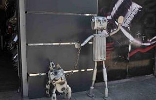 Hurda egzoz parçalarından ilginç figürler tasarladı