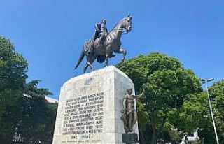 İBB’nin korumaya aldığı İsmet İnönü heykelinin...