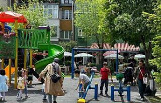 İdari tatil ile parklarda çocuk cıvıltısı hakim...