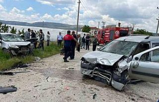 İki araç kafa kafaya çarpıştı: 1 ölü, 4 yaralı