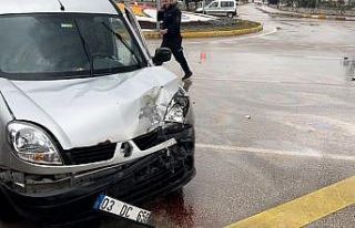 İki aracın çarpıştığı kazada 2 kişi yaralandı