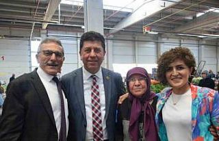 İlçe pazarında esnafla bir araya geldi