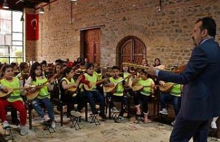 İlkokul öğrencilerinden Nazilli’de mini bağlama...