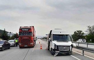 İşçi servisi ile otomobil çarpıştı: 8 yaralı