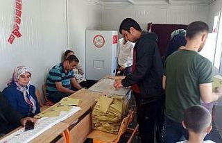 İslahiye’de 900 depremzede konteynerde oy kullandı