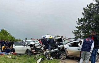 Isparta’da iki otomobil çarpıştı: 1 ölü, 4...