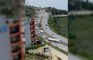İstanbul yolunda kaza yapan tanker trafiği kilitledi