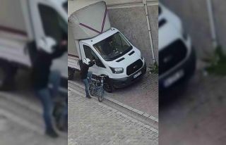 İstanbul’da komedi filmi gibi hırsızlık kamerada:...