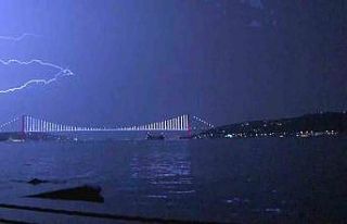 İstanbul’da şimşekler geceyi aydınlattı