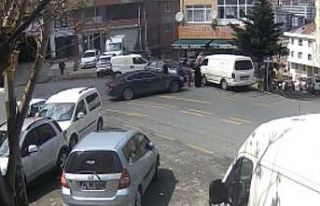 İstanbul’da vatandaşlar minibüsün altında kalan...