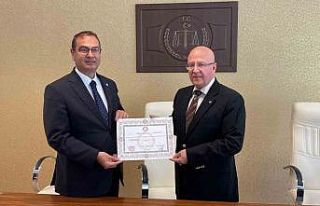 İYİ Parti Çanakkale Milletvekili Rıdvan Uz mazbatasını...