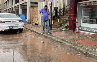 İzmir Çiğli’yi vuran yağış sonrası esnaftan...