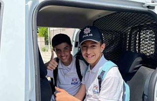 İzmir polisi özel öğrencilerin yanında