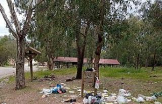 İzmir’de çocuk ormanının sorumsuz ziyaretçileri...