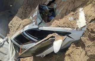 İzmir’de feci kaza: Kum yüklü kamyon, otomobilin...