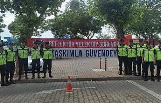 İzmir’de jandarma 300 reflektif yelek dağıttı