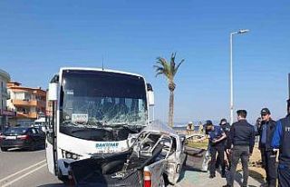 İzmir’de midibüs ile pikap çarpıştı: 1 ölü,...