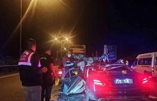 İzmir’de otomobil tıra ok gibi saplandı: 1 ölü