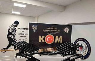 İzmir’de ruhsatsız silah ticareti yapan 2 kişi...
