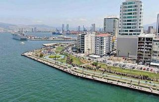 İzmir’de TCG Anadolu için kilometrelerce kuyruk