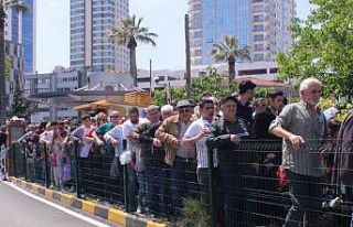 İzmir’de TCG Anadolu kuyruğu