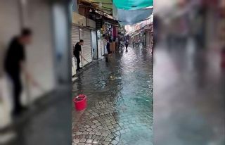 İzmir’i yine sağanak vurdu