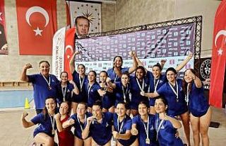 İzmir’in kızları su topuna damga vurmaya devam...