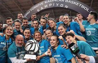 İzmitli basketbolcuların şampiyonluğu kentte coşkuyla...