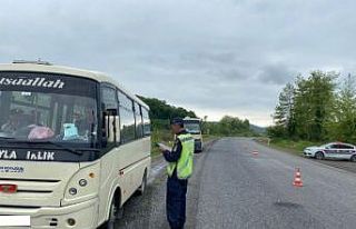 Jandarma ekipleri sürücüleri denetledi