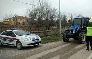 Jandarma ekipleri traktörleri sıkı denetime aldı