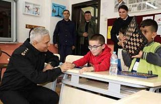 Jandarma görme engelli miniklerin gönüllerine dokundu