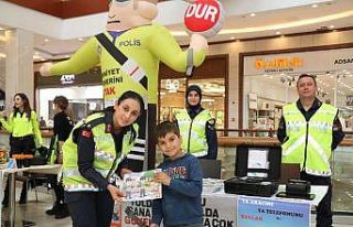 Jandarma polis ekipleri trafik standı açarak bilgilendirme...