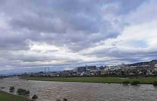 Japonya’da nehirdeki set çöktü, ev ve araçlar...