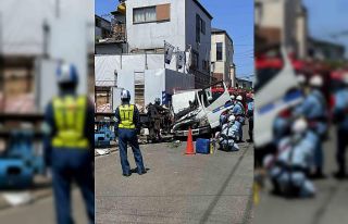 Japonya’da vinç araçların üzerine devrildi:...