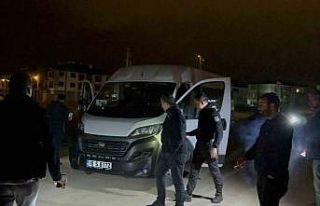 Kaçarken polis otosuna çarpan alkollü sürücü...