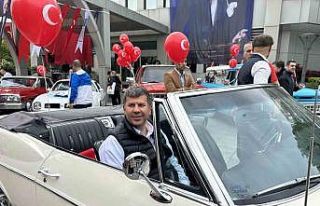 Kadıköy’de 19 Mayıs klasik otomobiller eşliğinde...