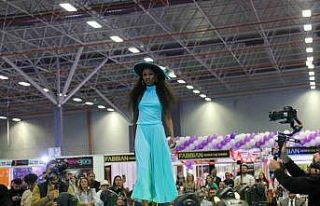 Kadın kursiyerlerin el emeği ürünler podyumda...