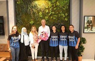 Kadın sporcular başarılarını Başkan Tarhan ile...