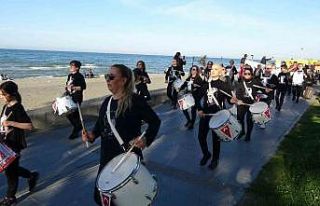 Kadınlar bandosu eşliğinde engelliler farkındalık...